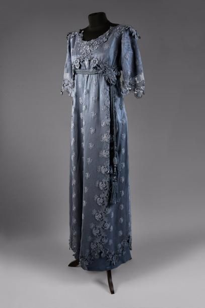 null Robe habillée, vers 1910, robe taille haute à manches courtes d'un beau bleu...