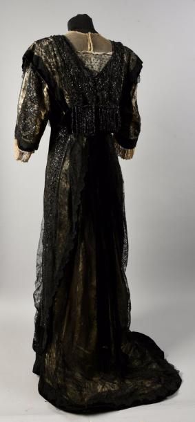 null Robe du soir, vers 1910, fond de robe en satin crème voilé de gaze noire; robe...