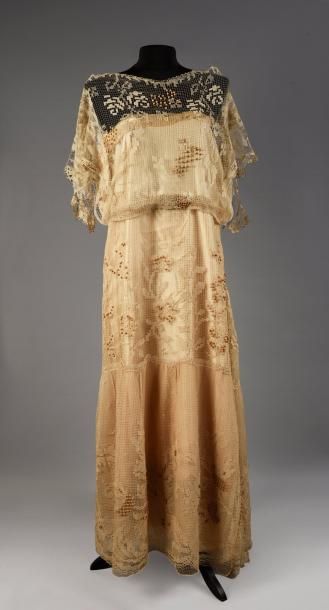 null Robe vers 1910-1920, robe en filet brodé à décor floral stylisé rehaussé de...