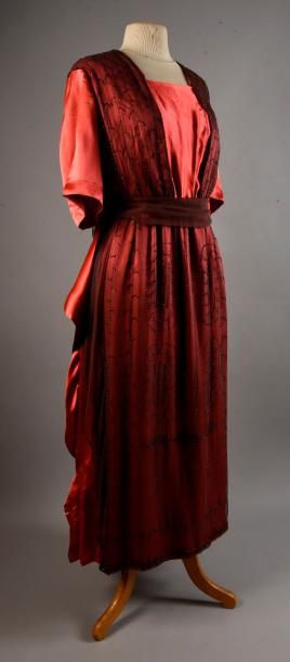 null Robe habillée, vers 1920, robe blousante à manches mi-longues en satin de soie...