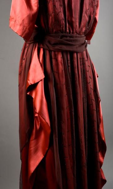 null Robe habillée, vers 1920, robe blousante à manches mi-longues en satin de soie...