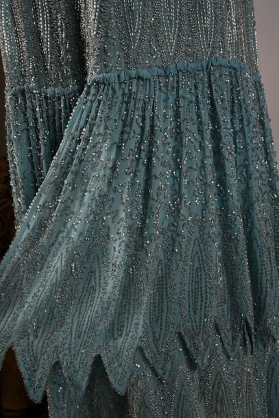 null Robe du soir, Haute couture, vers 1920-1925, robe sans manches en crêpe de soie...