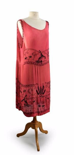 null Robe du soir, vers 1920-1925, robe sans manches en crêpe de soie rose brodé...