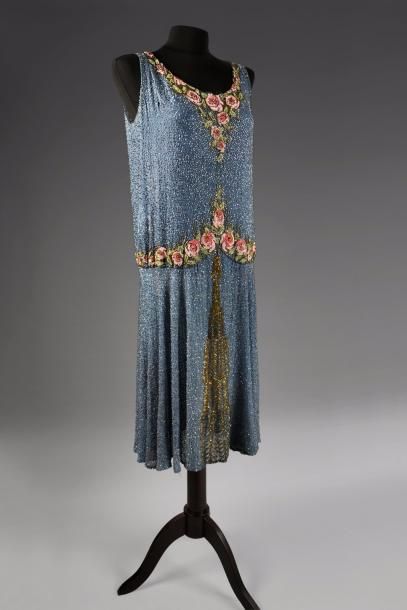 null Robe du soir, Haute-couture, vers 1920-1925, gaze de coton bleu canard travaillée...