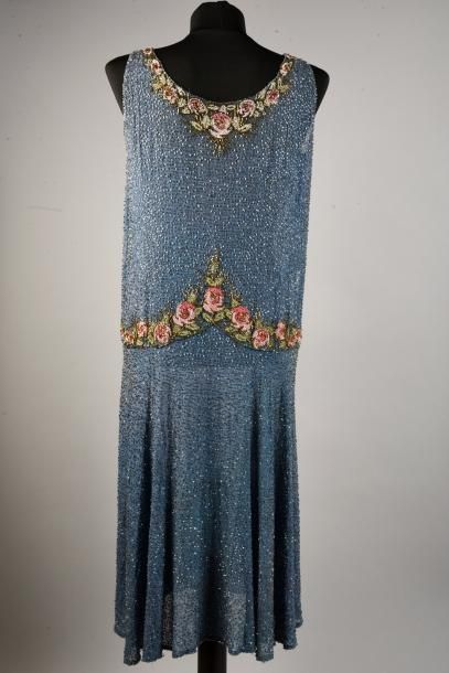 null Robe du soir, Haute-couture, vers 1920-1925, gaze de coton bleu canard travaillée...