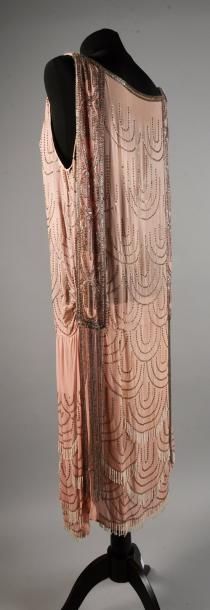 null Robe du soir, Haute couture, vers 1925, robe sans manches en crêpe de soie rose...
