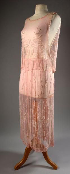 null Robe du soir démontée, vers 1920-1925, mousseline de soie rose brodée en perles...