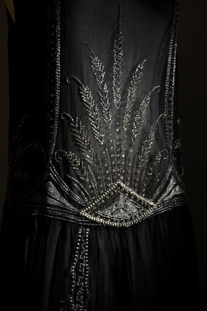 null Robe du soir, Haute-couture, vers 1925, robe sans manches, en crêpe de soie...