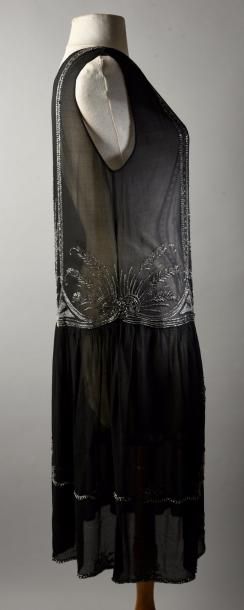 null Robe du soir, Haute-couture, vers 1925, robe sans manches, en crêpe de soie...