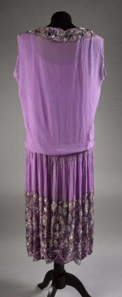 null Robe du soir, Haute couture, vers 1920-1925, robe sans manches en crêpe de soie...