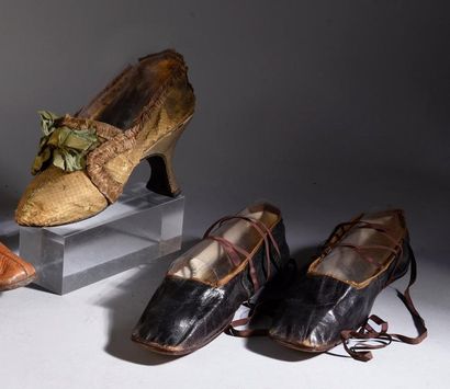 null Réunion de trois modèles de chausures, XVIIIe-XIXe siècles, escarpin Louis XV...