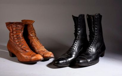 null Deux paires de bottines montantes, vers 1900, l'une en chevreau noir, lacée;...