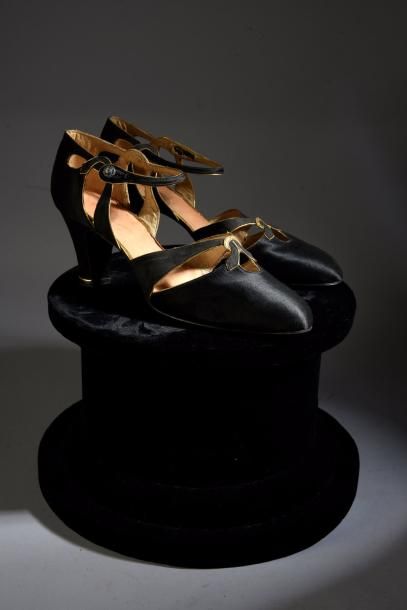 null Paire de chaussures du soir, vers 1930, Charles IX en satin et taffetas noir...