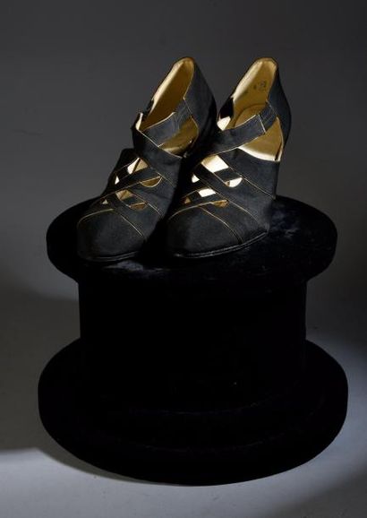 null Paire de chaussures du soir, vers 1930, salomés en crêpe de soie noir souligné...