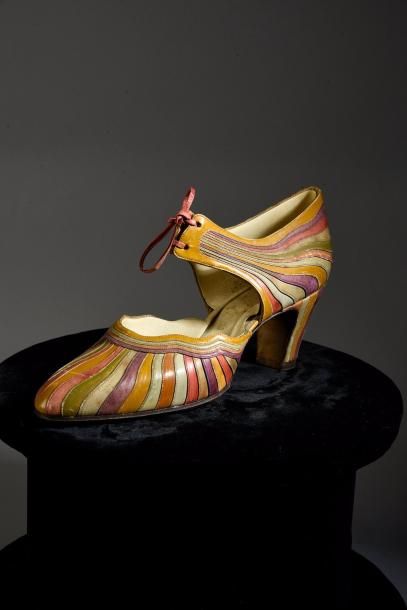 null Trois modèles de chaussures du soir griffées Manon et Aurèle, 1940-1950 environs,...