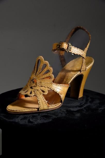 null Trois modèles de chaussures du soir griffées Manon et Aurèle, 1940-1950 environs,...
