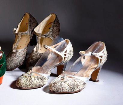 null Deux paires de chaussures du soir, vers 1920-1925, paire de salomés et paire...