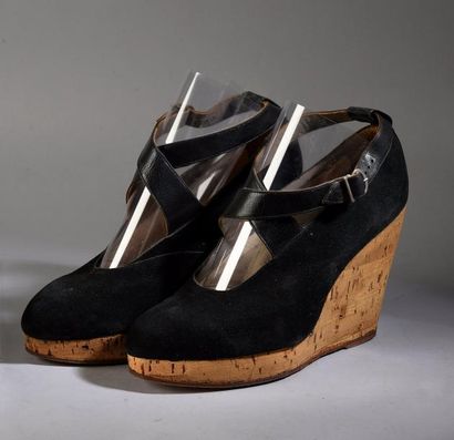 null Paire de chaussures à semelles compensées, vers 1940-1945, tige en daim à brides...