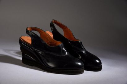 null Paires de chaussures à semelles compensées, vers 1945, en chevreau noir, ouvertes...