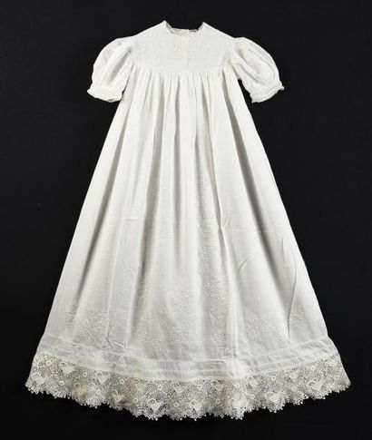 null Robe de baptême, broderie blanche et dentelle, fin du XIXème siècle
En linon...