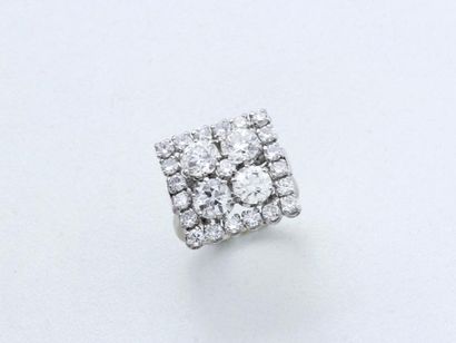 null Bague en or gris 750 et platine 850 millièmes décorée de 4 diamants taille ancienne...