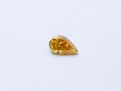 null Diamant Natural, Fancy Vivid Yellow-Orange, Even taille poire sur papier.
Poids...