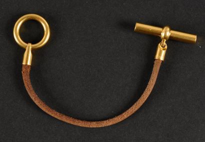 HERMES 
Bracelet «Glénan» en cuir naturel à boucle métal doré. Signé.
Cuir usagé
Longueur:...