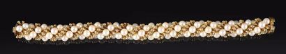 VCA Bracelet composé d'une torsade de perles de culture et de boules en or jaune...