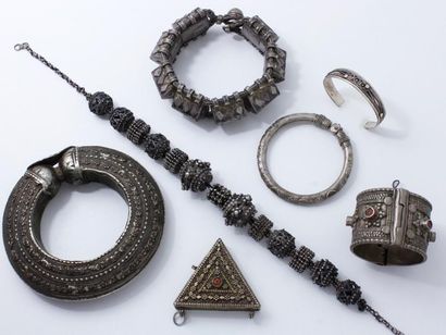 null Lot en argent800 millièmes et métal argenté composé de bijoux orientaux, 5 bracelets,...