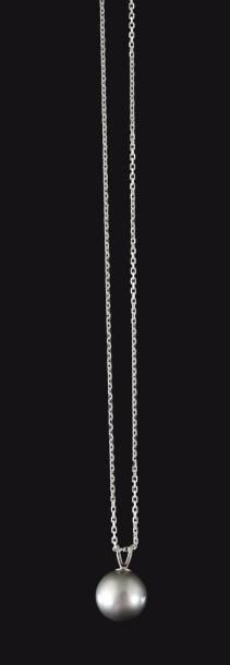 null Perle grise de Tahiti, ronde, montée en pendentif et sa chaine en or gris 750...