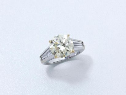 null Bague 2 tons d'or 750 millièmes ornée d'un diamant demi-taille en serti griffe,...