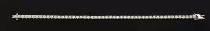null Bracelet ligne souple en or gris 585 millièmes orné de 50 diamants taillés en...