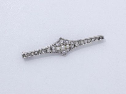 null Broche barrette en or gris 750 millièmes ciselé, décorée de 3 perles fines entourées...