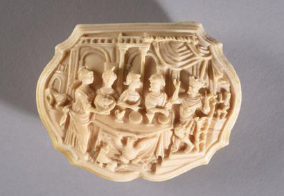 null Tabatière en ivoire sculpté figurant sur une face le festin d'Hérode au cours...