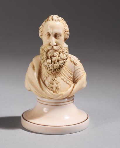 null Petit buste en ivoire sculpté figurant le roi Henri IV portant une fraise et...