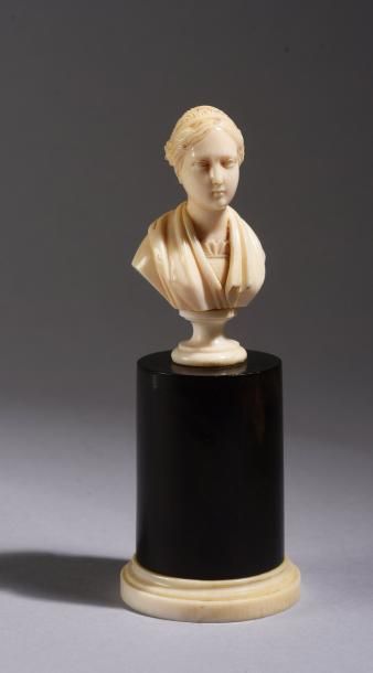null Petit buste de femme en ivoire sculpté, représenté à l'antique, reposant sur...