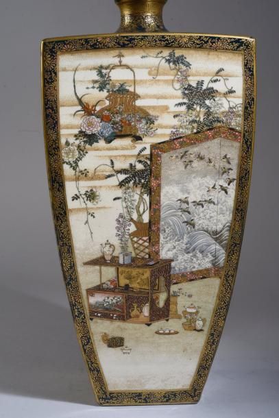  Vase quadrangulaire à col en faïence de Satsuma, à décor dans des réserves de feuillages...