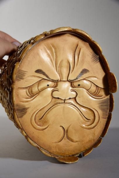  Pot à pinceau en ivoire sculpté à décor de visages grimaçants et têtes d'Oni. Japon,...