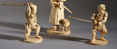 null Deux okimonos en ivoire sculpté figurant des samouraïs d'affrontant au sabre.
H.:...
