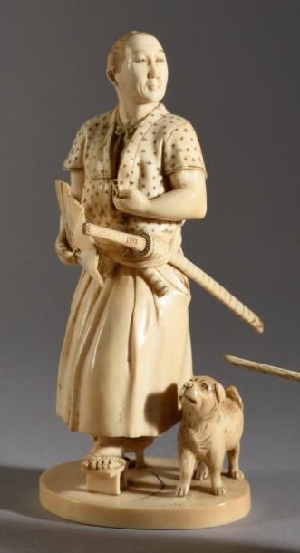 null Okimono en ivoire sculpté figurant un samouraï portant un sabre à la ceinture...