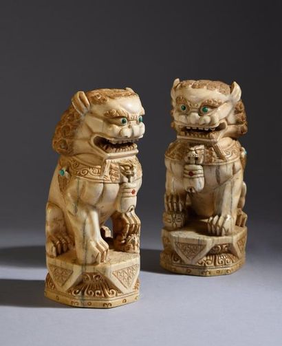 null Paire de chien de fô en ivoire sculpté.
Socle en bois noirci.
Chine, vers 1900.
H.:...