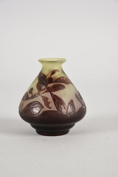 ÉTABLISSEMENT GALLÉ 
Vase en verre gravé à l'acide à décor de fuchsias
H: 8.3cm