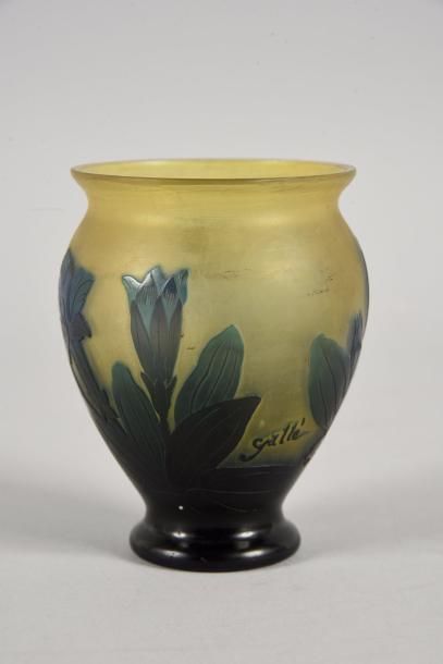 ÉTABLISSEMENT GALLÉ 
Vase en verre gravé à l'acide à décor floral
H: 11.2cm