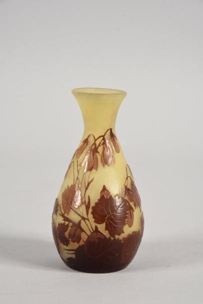 ÉTABLISSEMENT GALLÉ 
Vase en verre gravé à l'acide à décor floral
H: 11.4cm
