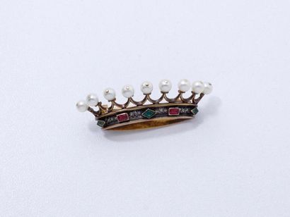 null Broche en or 750 millièmes stylisant une couronne comtale ornée de perles, ponctuée...