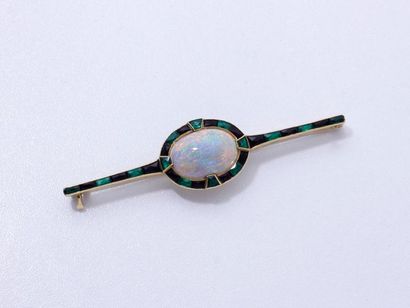 null Broche barrette en or 750 millièmes décorée d'un cabochon d'opale de belle couleur...