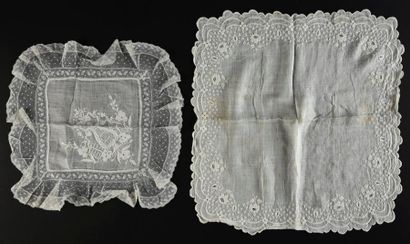 null Un mouchoir et un napperon en linon brodé, milieu du XIXe siècle.
Un mouchoir...
