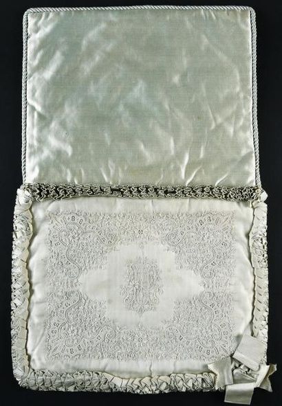 null Pochette à mouchoirs finement brodée, XIXe siècle.
Belle pochette à mouchoirs...