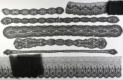 null Quatre cravates en dentelle de Chantilly, fuseaux, 2e moitié du XIXe siècle.
Quatre...