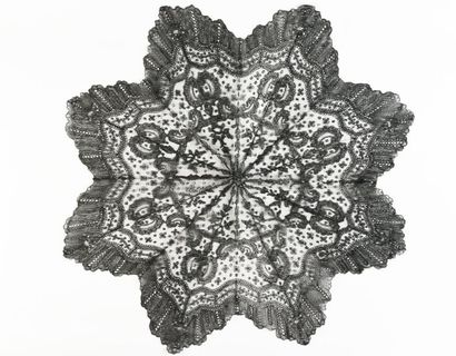 null Pavillon d'ombrelle marquise, dentelle de Chantilly aux fuseaux, vers 1870.
Le...